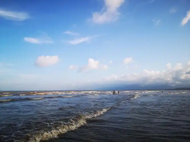 文中是福州长乐海蚌公园,标识性景点是有一个灯塔,很文艺,成为年侨怂