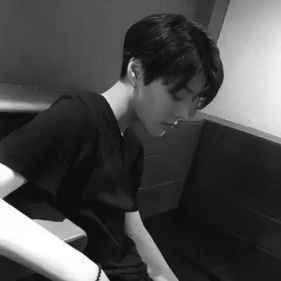 帅气冷酷男生头像高清无水印_www.qqtu8.com