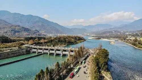 山青水碧风和日丽,飞起无人机航拍都江堰主体工程之一修建在江心的