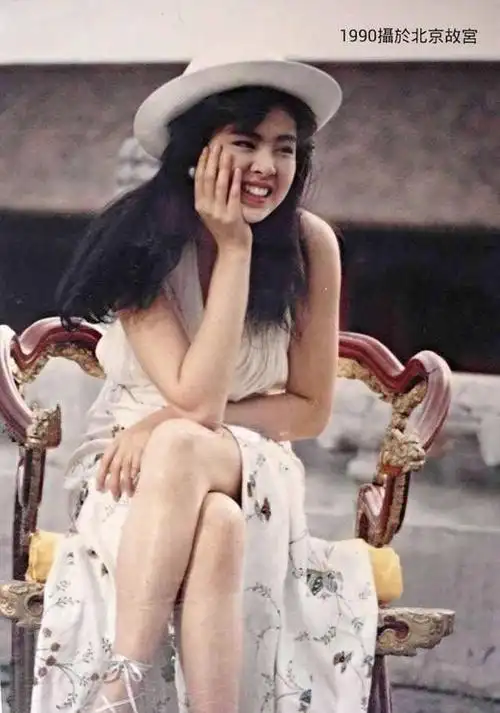 王祖贤的衣品很不错,休闲穿搭还是很美,看近照也那么年轻