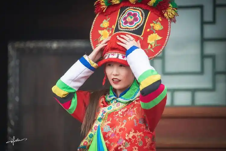 色彩艳丽的土族服饰进入彩虹部落土族园时,恰好正在进行盛大的婚礼