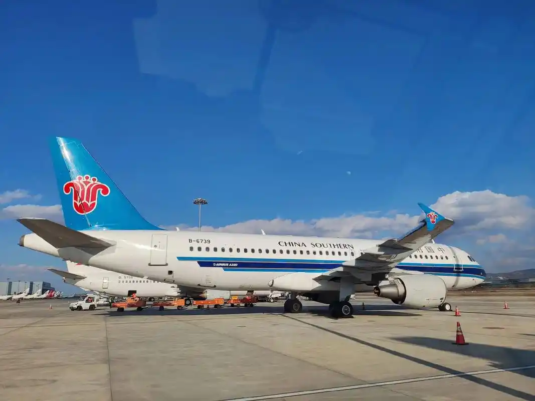 昆明长水国际机场.昆明长水国际机场内场拍机#追飞机的人 #昆 - 抖音