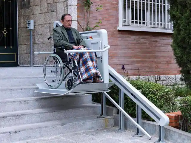 楼梯电动轮椅究竟有多方便