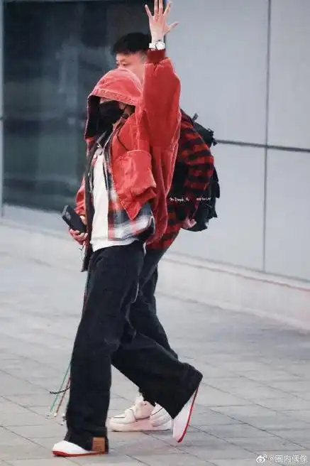 张艺兴今日长沙到达饭拍 红色外套内搭格子衫,伸手和粉丝打招呼了