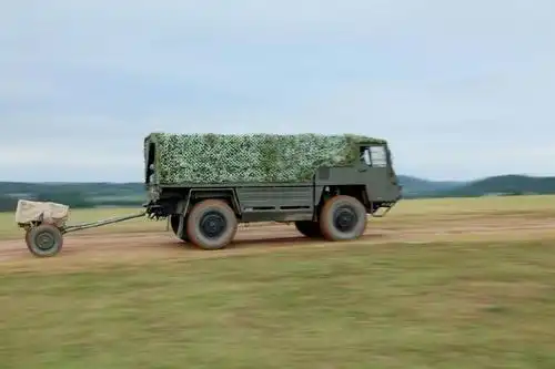 107火箭炮亮相 炮兵部队全天候打击场面震撼