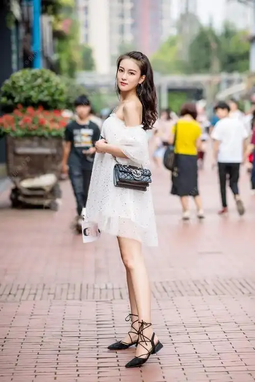 一字肩连衣裙是夏天女孩搭配的最爱之一,美女们搭配白色一字肩连衣裙