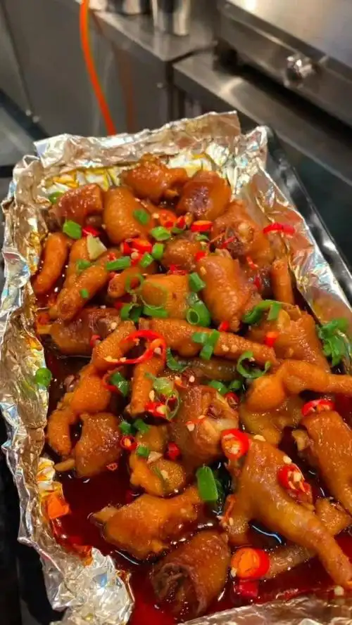 刚做好的锡纸鸡爪,这样做味道非常香!大人小朋友都爱吃!
