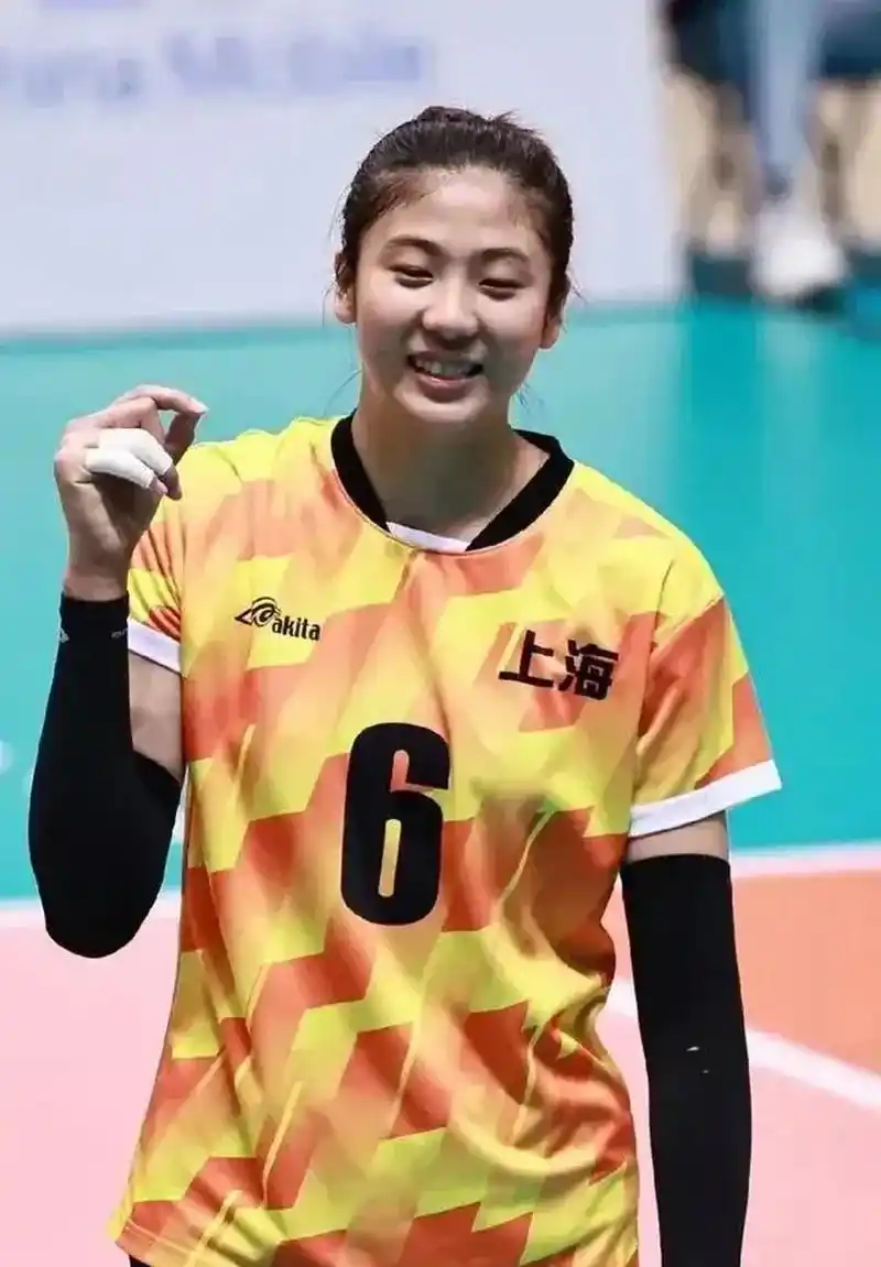 没错,今天的话题就是女排新秀高意!这位身高1.