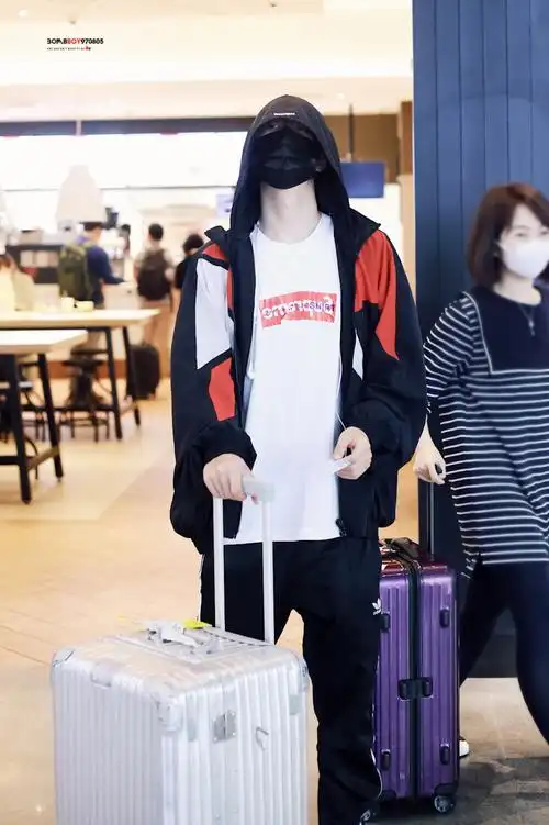 170525长沙南昌uniq王一博67676777坐在行李箱上长大の奶盖