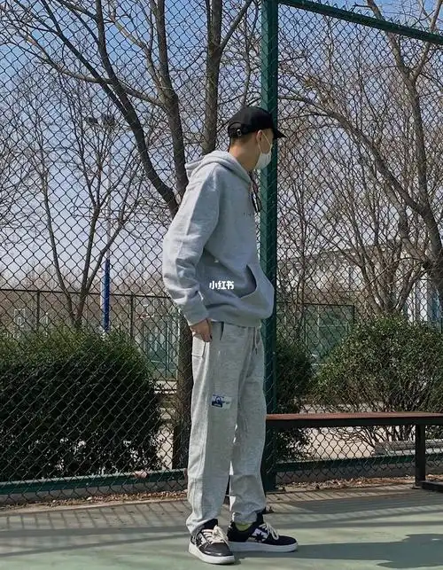 男生穿灰裤子就是女生穿黑丝 ?