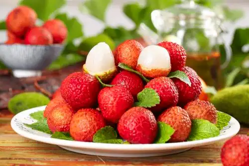 盘子里装着荔枝 荔枝