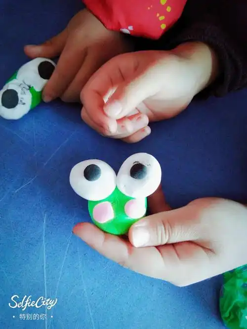 橡皮泥手工制作——小青蛙