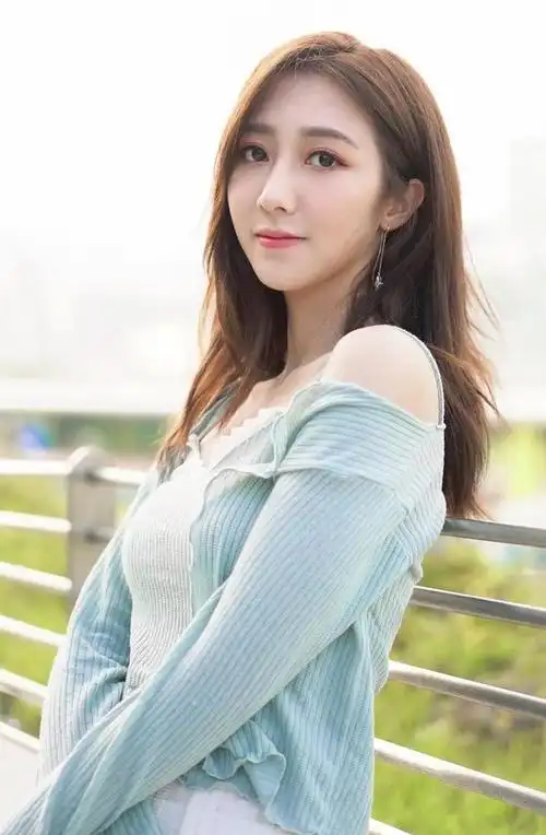 新闻女神何依婷美貌与智慧并存新一代tvb女神