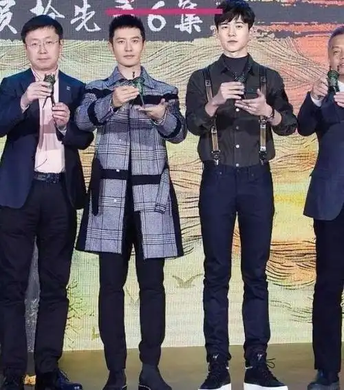 孙怡跟路人合照似小巨人,真实身高170,和李诞毛不易一样不显个