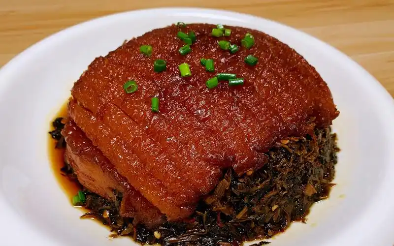 农村姑娘这样做梅菜扣肉,不用蜂蜜,皮松肉紧,学会过年露一手