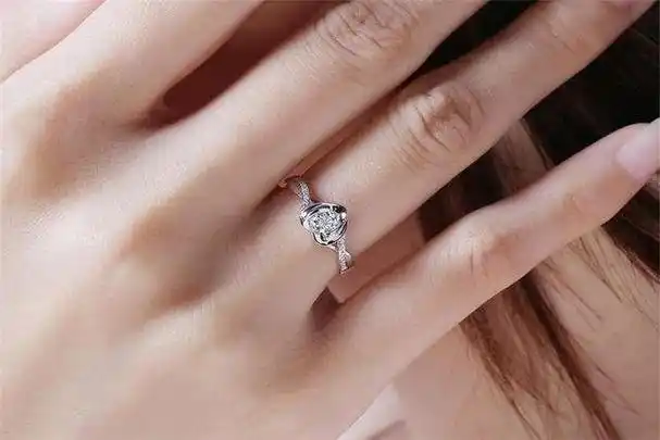 女人右手小指戴戒指有什么含义