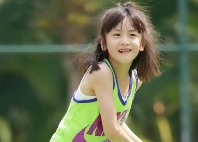 原创田亮女儿森碟近照曝光被吐槽成女装大佬看清脸蛋惊讶了