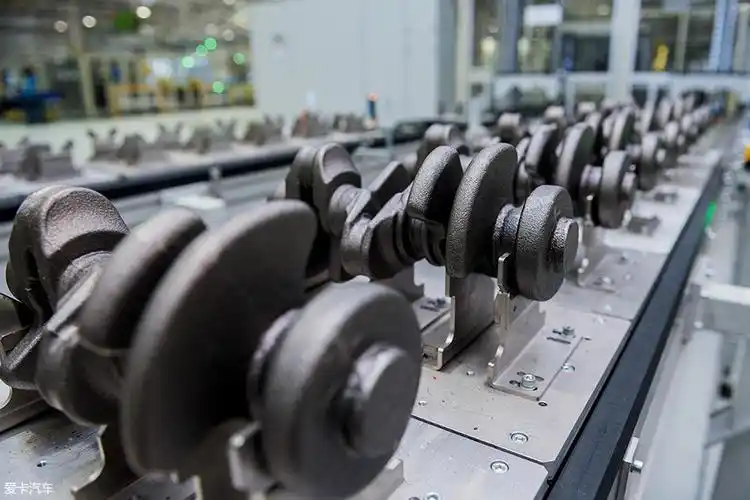 图中所示是曲轴毛坯,在生产线上,它们会被加工成美观精致,并且能够数