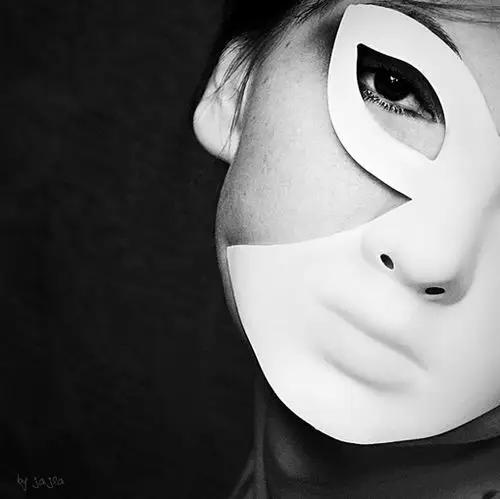 唯美图片:面具下的我们