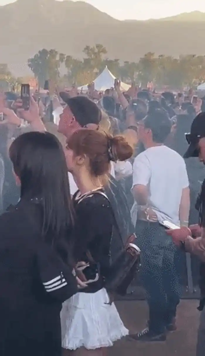 lisa在台下看王嘉尔表演# lisa看王嘉尔,就像老鼠看大米!