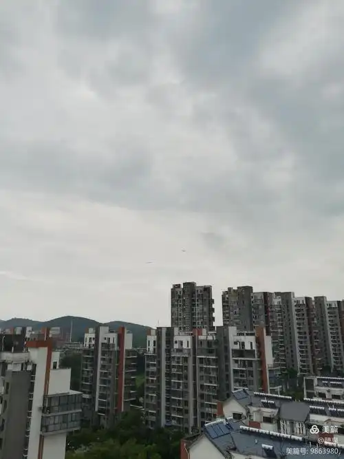 小区楼顶俯拍的瞬间