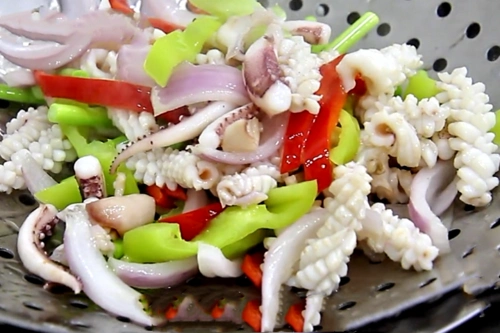 做酱爆鲜鱿时最忌直接下锅炒多加2步口感脆嫩色泽鲜亮