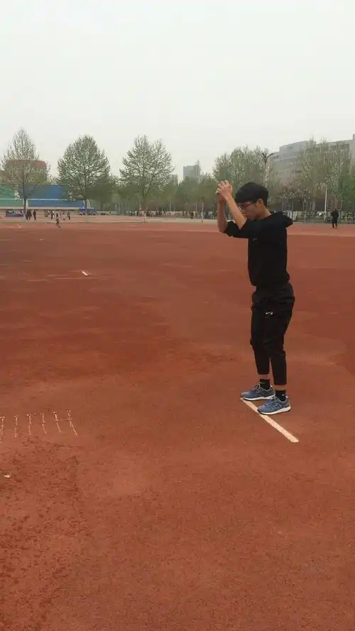 立定跳远咋到两米五初三男身高一米8体重130身体素质挺好之差跳远主要