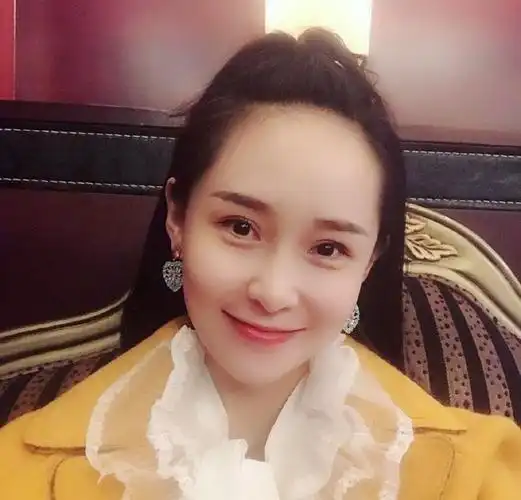 装却是个没得出众的女孩,相信追她的男孩一定很多,她的名字叫李梦洋