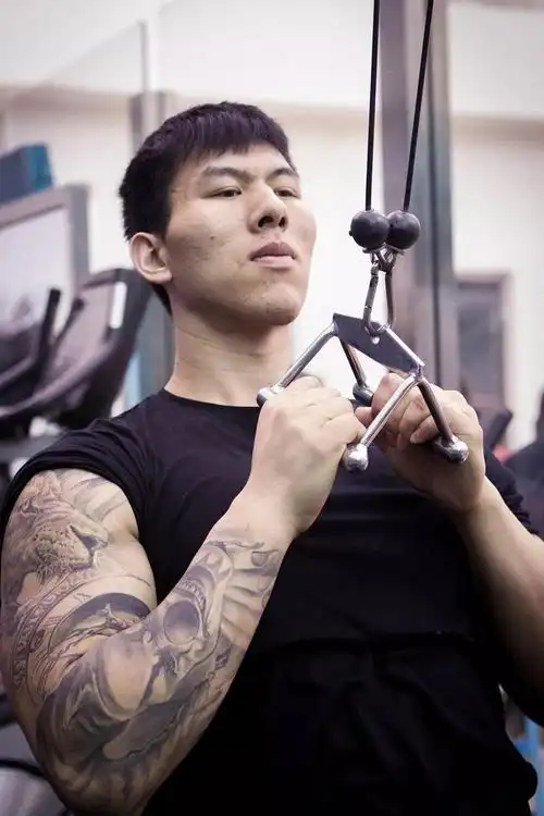 铁牛原名张鸿林,是华侨大学的校队成员,曾经也代表华侨大学打过cuba的