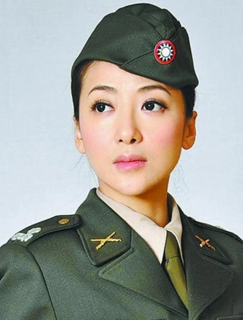 余男和闫妮的军装造型太真实了类似这样的反面案例很多,但真正