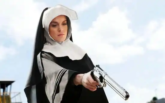 前墨西哥联邦探员弯刀(丹尼·特乔 danny trejo 饰)不顾上司的命令