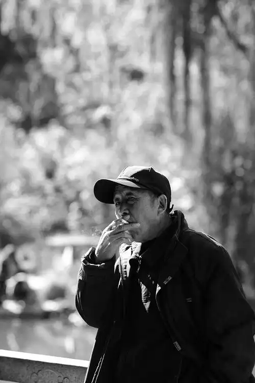 所有人都在拍花花草草,在凉亭一隅看到了这位抽烟的老大爷,好酷