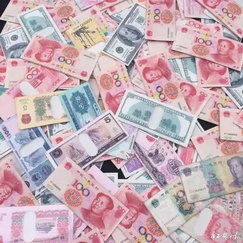 四川街头现土豪人民币钱包和真币极像组图