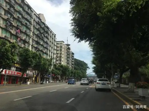 重庆北碚老城的风光,宽敞的街道,一看就是文化底蕴深厚