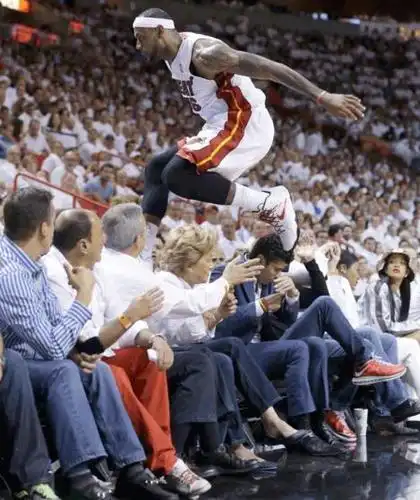 多图看球员救球有多拼命!罗德曼与地面平行,杜兰特造就史诗误判