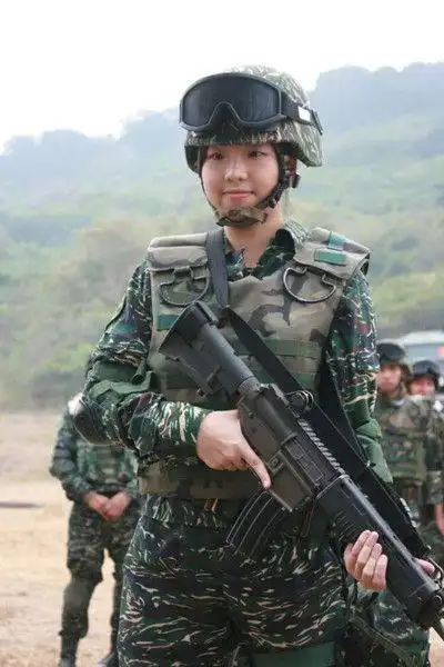 台湾陆战队之花:不爱唇膏爱迷彩(图)