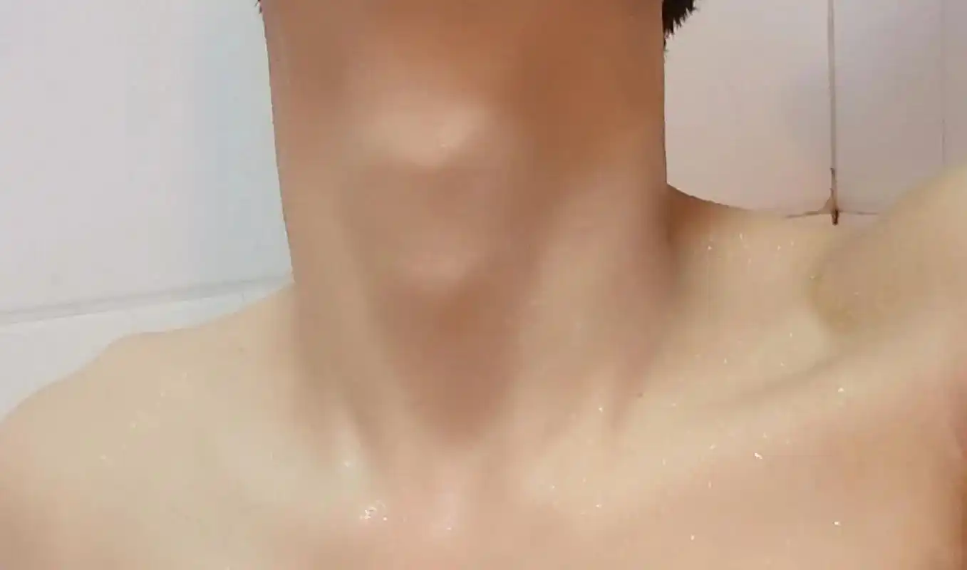 彩虹96 #情感 #锁骨 #喉结#腹肌  今天是emo小王 - 抖音