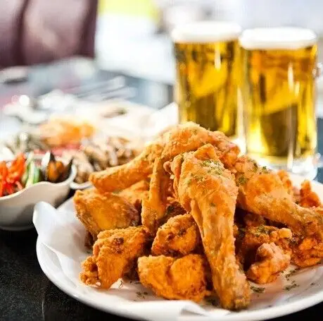 西方人则更爱泡着酒吧,啤酒搭配薯片来吃.