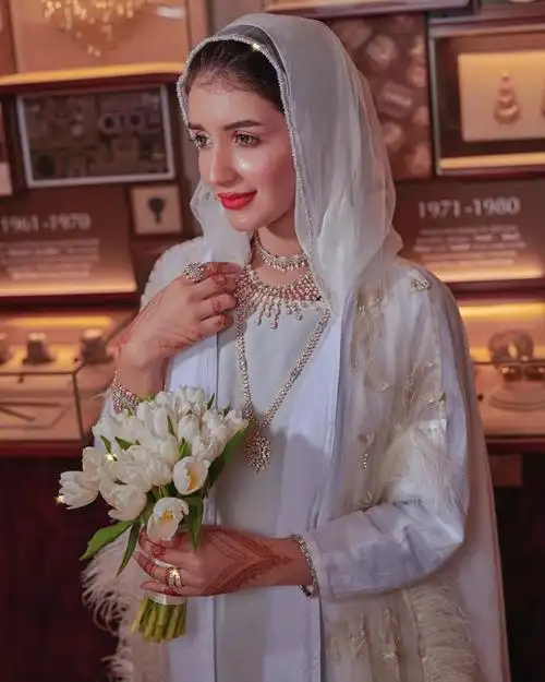 不愧是盛产仙女裙的阿拉伯传统服饰也很美