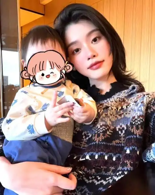 奚梦瑶在家中自拍,一岁女儿拿扑克玩耍,正脸照超可爱