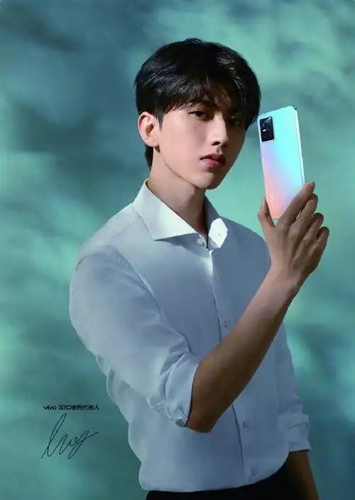 今日,vivo疼粉办官博公开代言人蔡徐坤的帅气新图,周五双倍快乐来袭!
