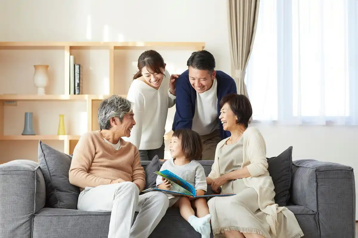 身处生活的"高压锅",上有老,下有小,中间还有夫妻双方共同经营的家庭