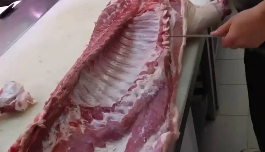 河北一男子分割一扇白条猪仅用2分钟刀法娴熟精准让人赏心悦目