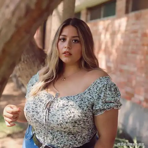 她是微胖芭比女神,拥有让人怜爱的面容:丰满翘臀,凹凸有致.