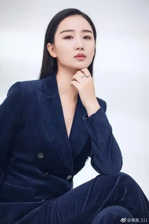 "在忙忙碌碌中保持美丽和活力的吴言,一直都在成为更优秀主持人的道路