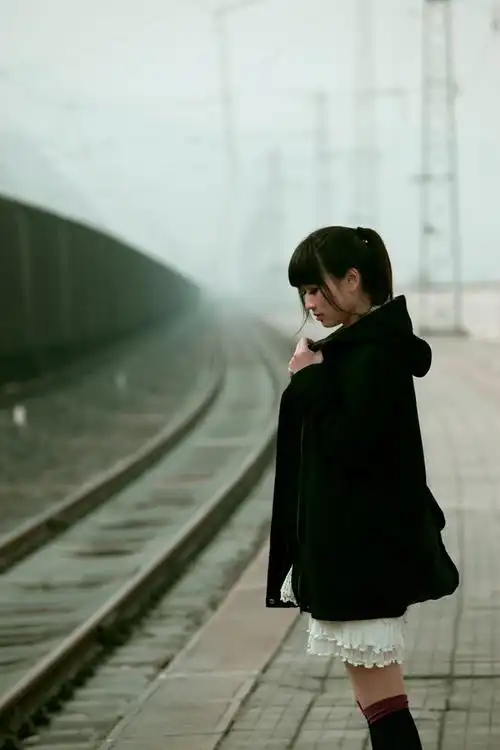 孤单的月台,一个伤感的姑娘等待着.