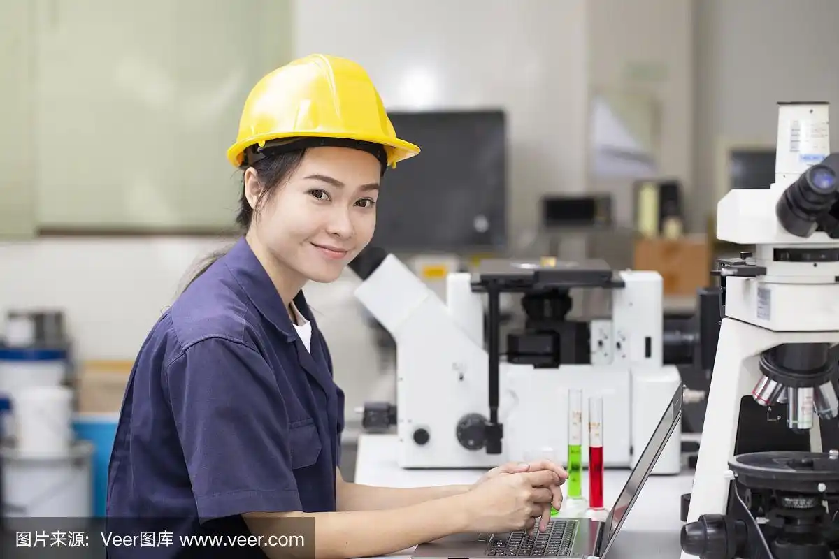 女亚洲工程师在实验室做化学测试,科学和研究概念