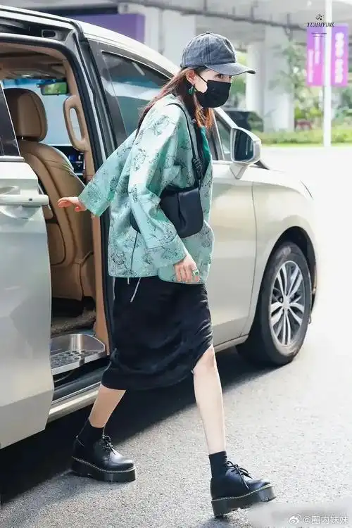 杨幂参加春晚彩排一身大牌穿搭超13万跟魏大勋先后现身