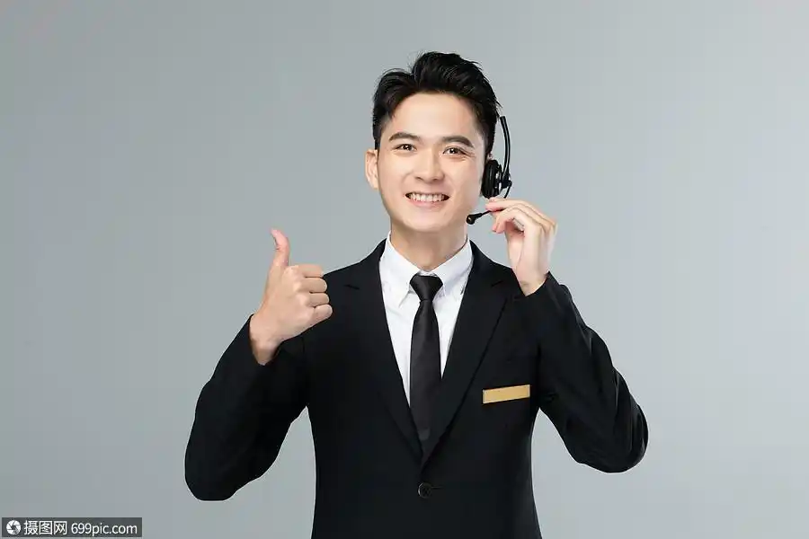 头戴耳机的都市商务男性客服沟通接线员