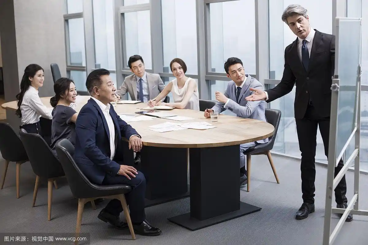 商务人士在会议室开会